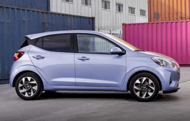 Vue intérieure de la Hyundai i10 mettant en avant l’espace et le confort