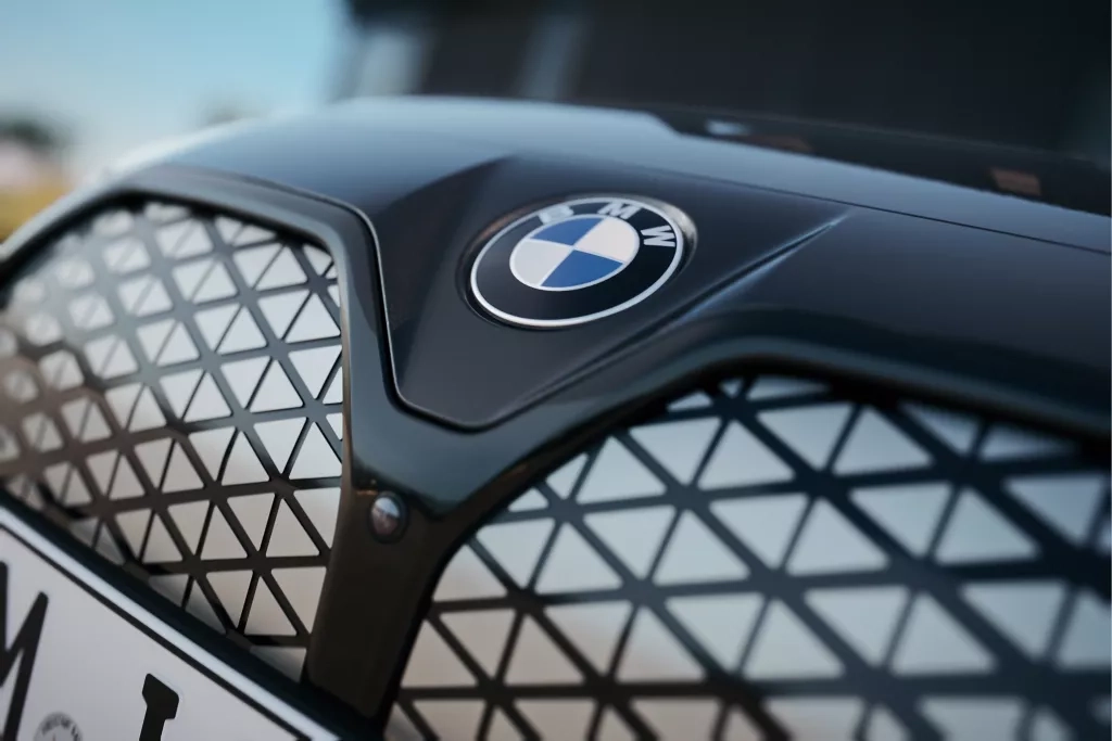 Vue avant BMW i4 avec logo