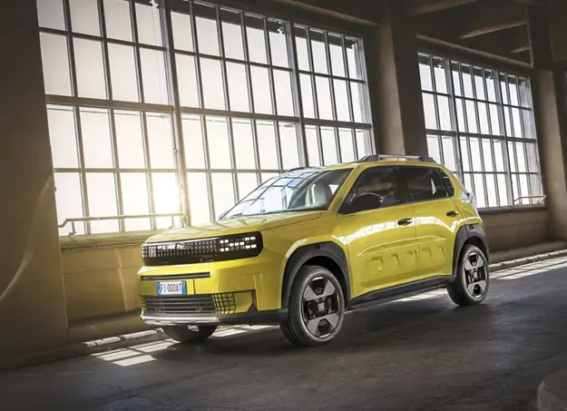 Fiat Grande Panda vue de profil sur route urbaine