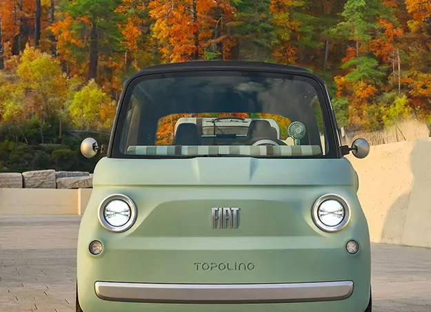 Fiat Topolino électrique vue avant en stationnement