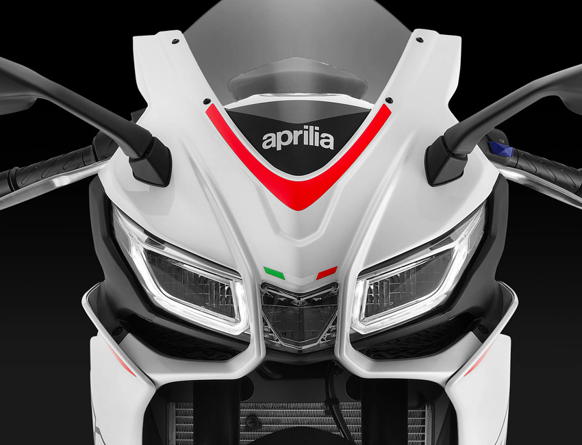 Vue avant de l’Aprilia RS 125 avec phare LED