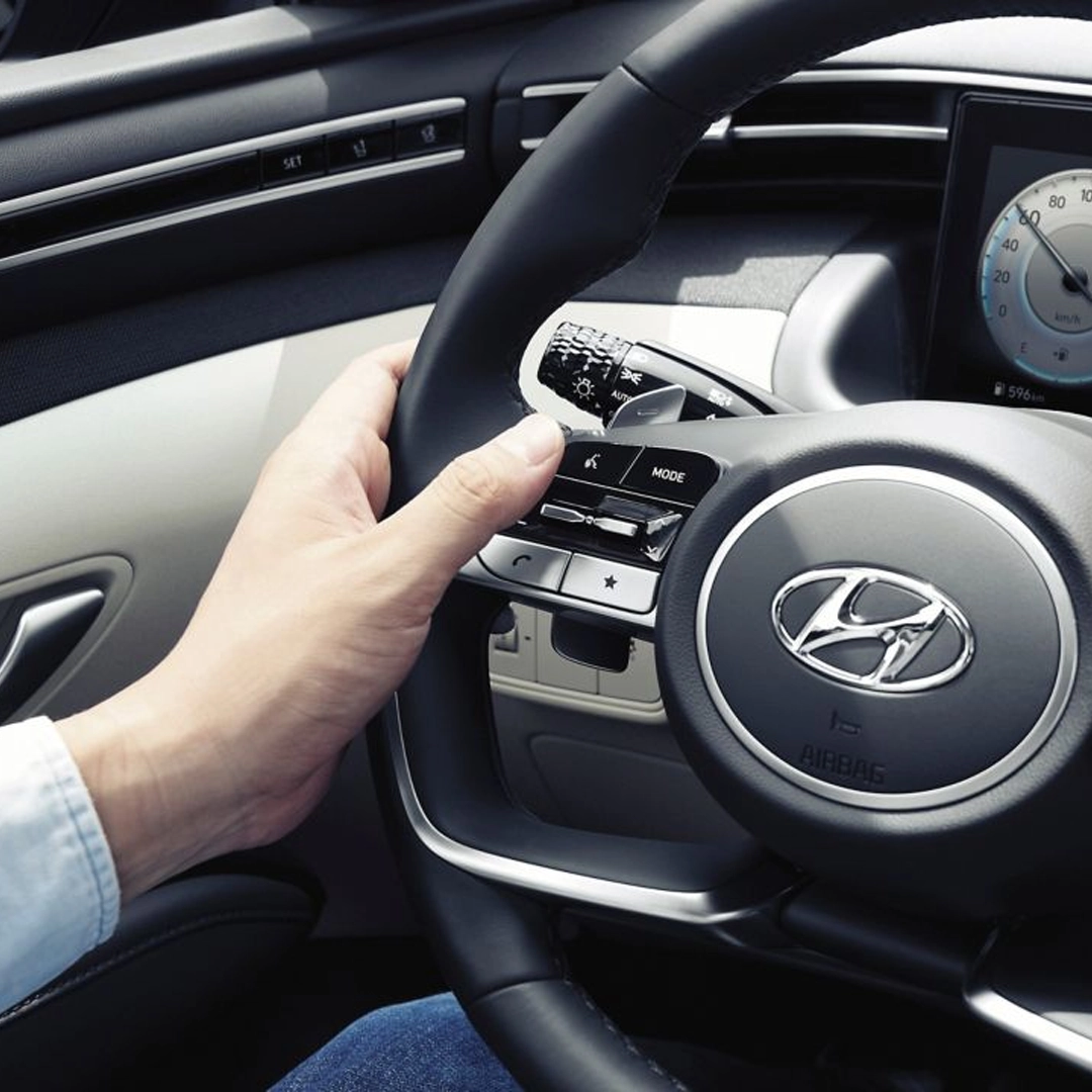 Vue volant du Hyundai TUCSON Plug-in en extérieur