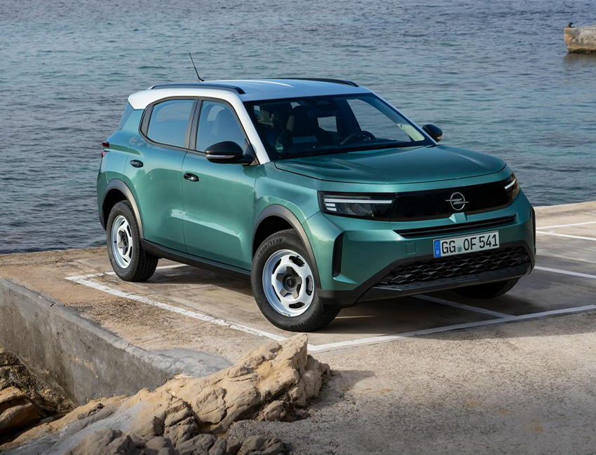 Vue avant du SUV Opel Nouveau Frontera sur fond sombre