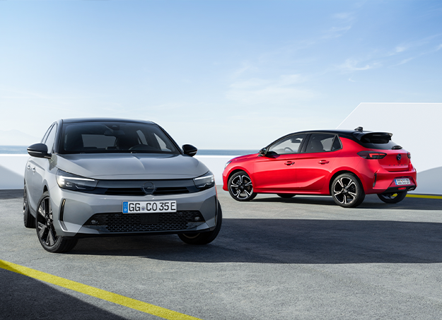 Vue latérale de l’Opel Corsa stationnée en ville