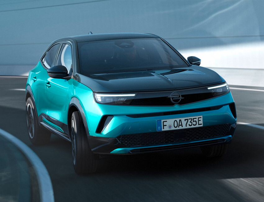 Profil avant de l'Opel Mokka en ville