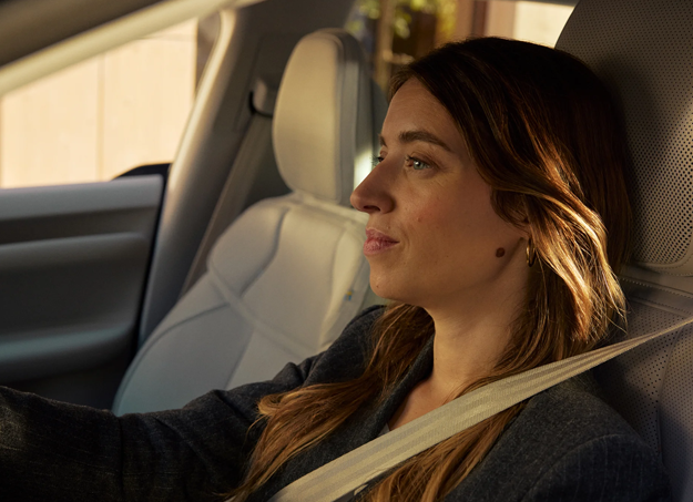 Intérieur raffiné du Volvo EX60 avec écran central